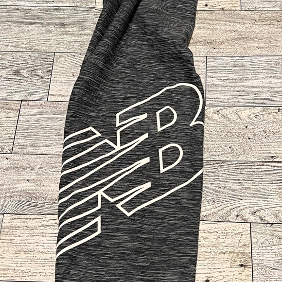 NEW BALANCE NB Dry Black Gray Athletic Leggings White Logo Left Leg Womens XS - Picture 6 of 9